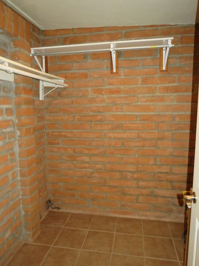 Building Photo - Charming Bungalow Guest House with utilities in Central Tucson