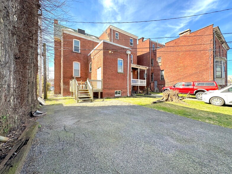 Building Photo - 152 Grand St