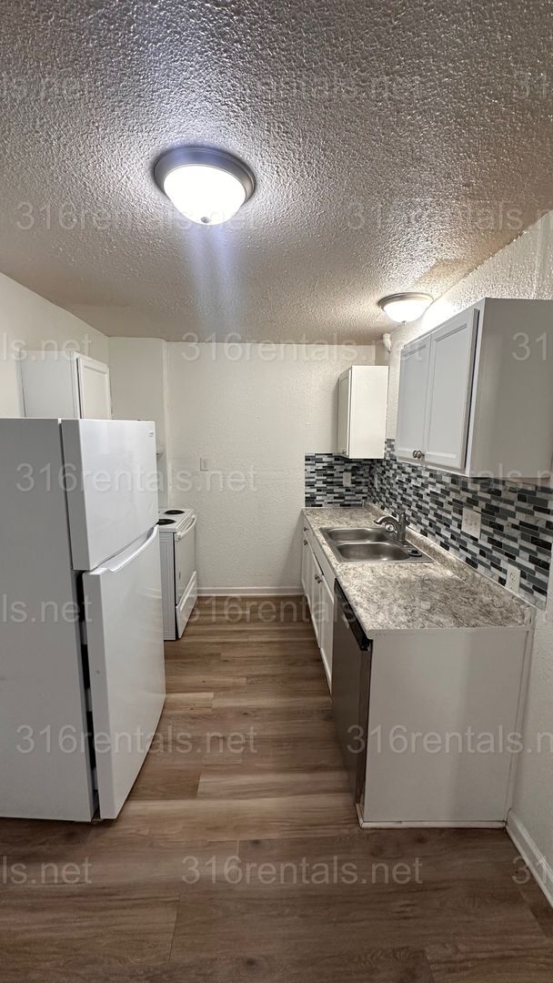 Building Photo - $1045 - 3 bed 1 bath - Single Family Home