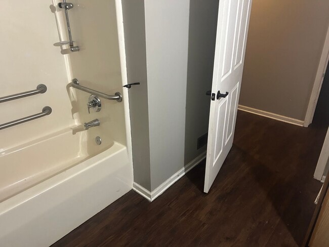 Building Photo - 4 Bedroom House