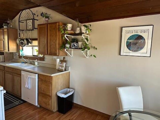 Building Photo - Water View Cabin in Iilahee - Fully Furnished