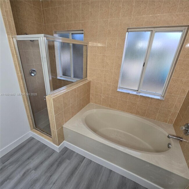 Building Photo - 4276 NE 26th Ct