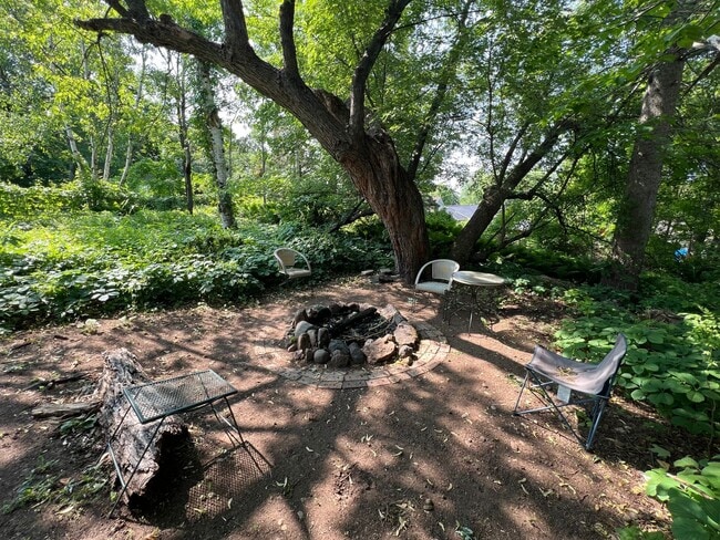 Building Photo - AVAILABLE JUNE! - 7 Bed 3 Bath Home!