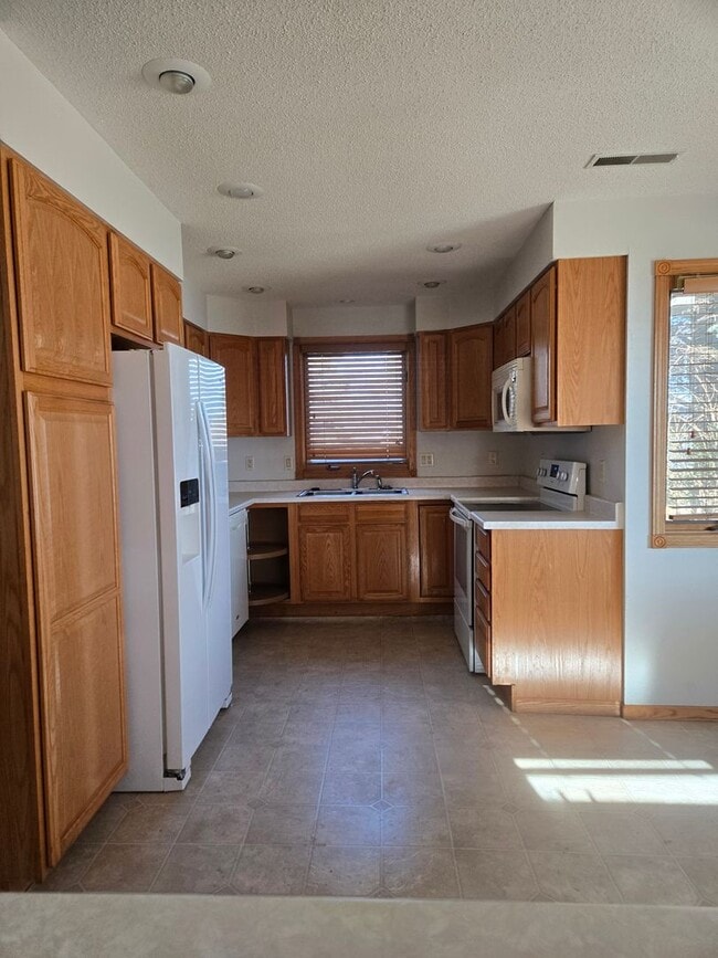 Building Photo - Home on the Lake