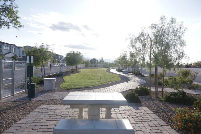 Building Photo - 3 BED 3 BATH 2 CAR GARAGE TOWNHOUSE W/ PRIVATE YARD, LOFT & BEDROOM DOWNSTAIRS IN GATED COMMUNITY...
