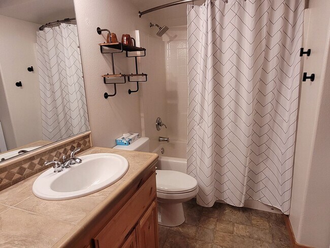 Building Photo - Hank's Hideaway in Sunriver, Furnished, all Utilities Included. Gym access, Hot Tub. 30-day Minim...