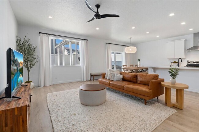 Building Photo - Gorgeous 5 Bedroom Home in Saratoga Springs!