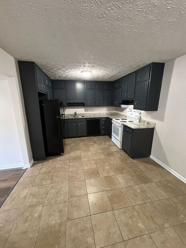 Building Photo - Spacious 2-Bedroom Townhome with Screened-In Porch!