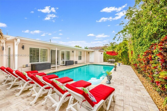 Building Photo - 1960 Coral Reef Dr