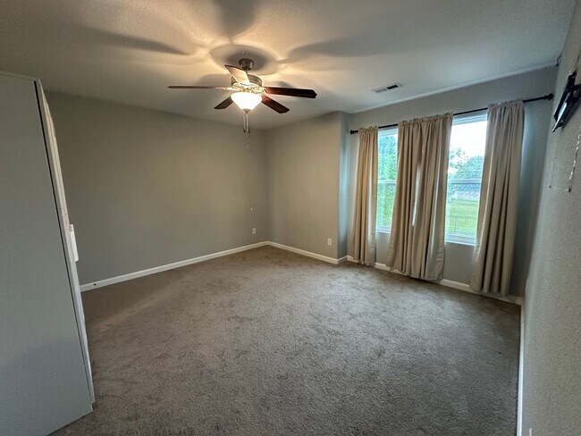 Building Photo - Spacious and beautifully designed home wit...