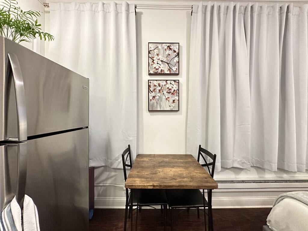 Building Photo - 3345 N Marshfield Ave