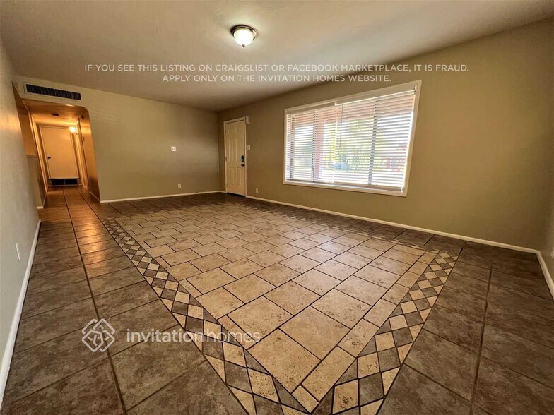 Building Photo - 400 N Sunset Dr