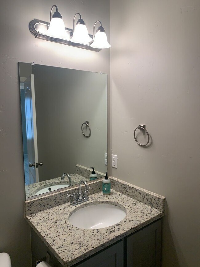 Building Photo - Newer Home in  Metro Park Village