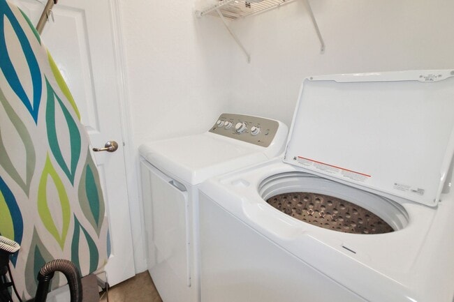 Building Photo - 10792 Tarflower Dr