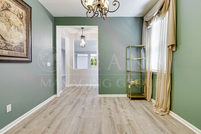 Building Photo - Spacious 4 Bedroom Home with Loft – Prime ...