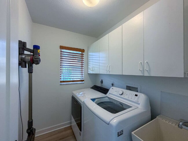 Building Photo - "Spacious 3-Bedroom Pool Home with 2 Baths & 2,075 Sq. Ft. of Comfort in Venice, FL!"