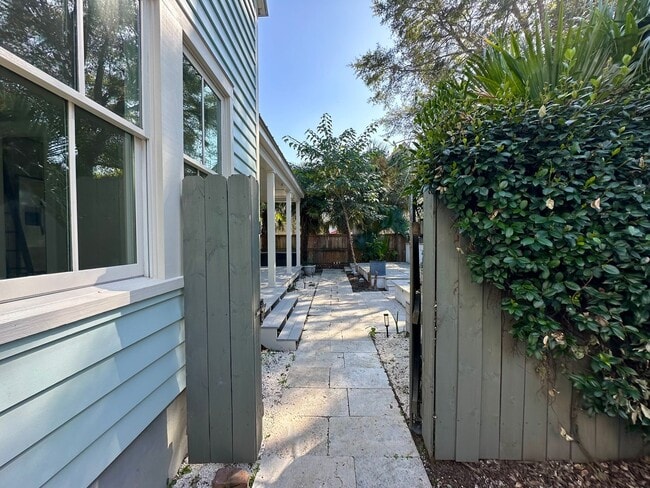Building Photo - Charming Private Carriage Home in Downtown...