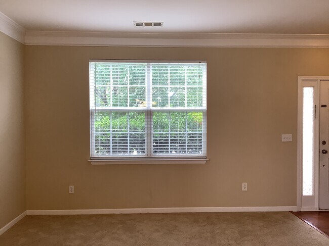 Building Photo - 11 Knoll Ridge Dr