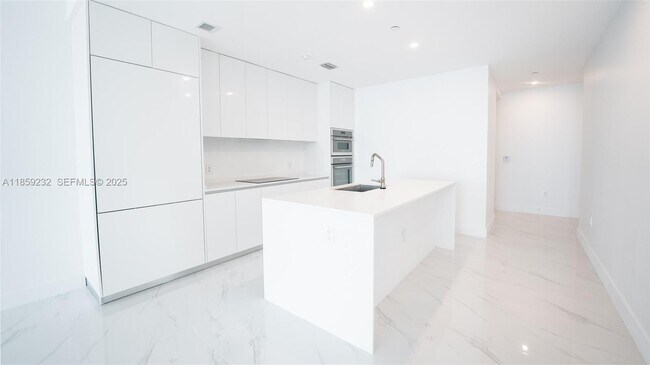 Building Photo - 700 NE 24th St