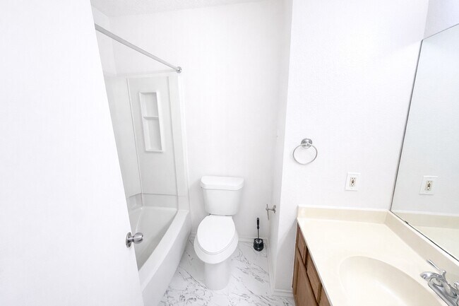 Building Photo - 3815-3815 Dock View Ln