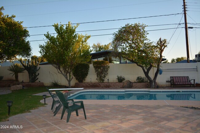 Building Photo - 6231 E Rose Cir Dr