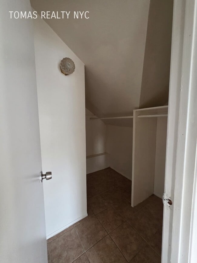 Building Photo - 35 Altonwood Pl