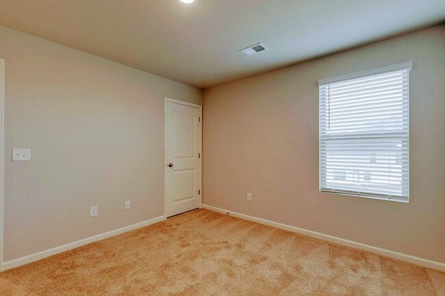 Building Photo - Beautiful Rental Home Features 5 Beds/3.5 ...