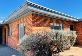 Building Photo - Expansive Elegant and Modern Stunning 3 Bedroom 2 Bath Townhome