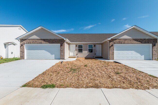 Building Photo - 2 bed 2 bth duplex- available now
