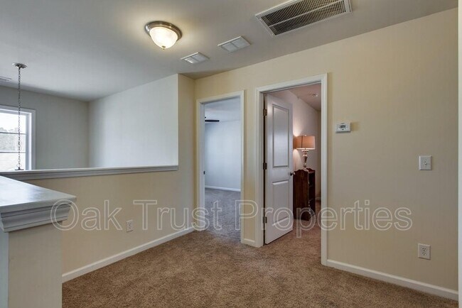 Building Photo - 1605 Valley Oak Rd