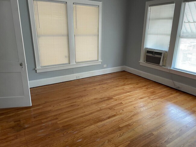 Building Photo - South Highlands Apartment, All Appliances Included