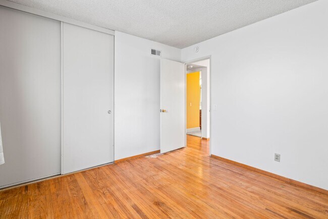 Building Photo - Charming and Immaculate Home for Rent in S...