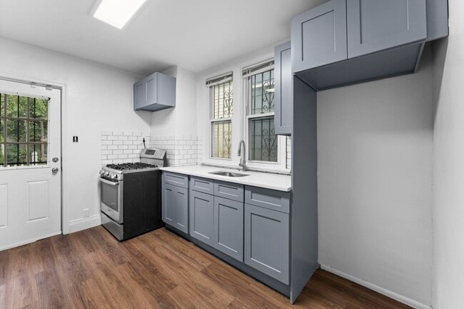 Building Photo - 296 Pearsall Ave