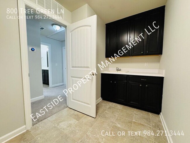 Building Photo - 800 Tree Green Ln