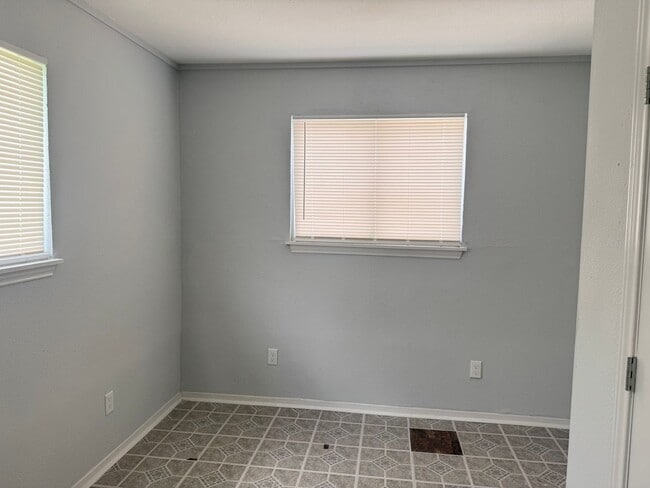 Building Photo - Cute 3/1 Home Available for Immediate Move...