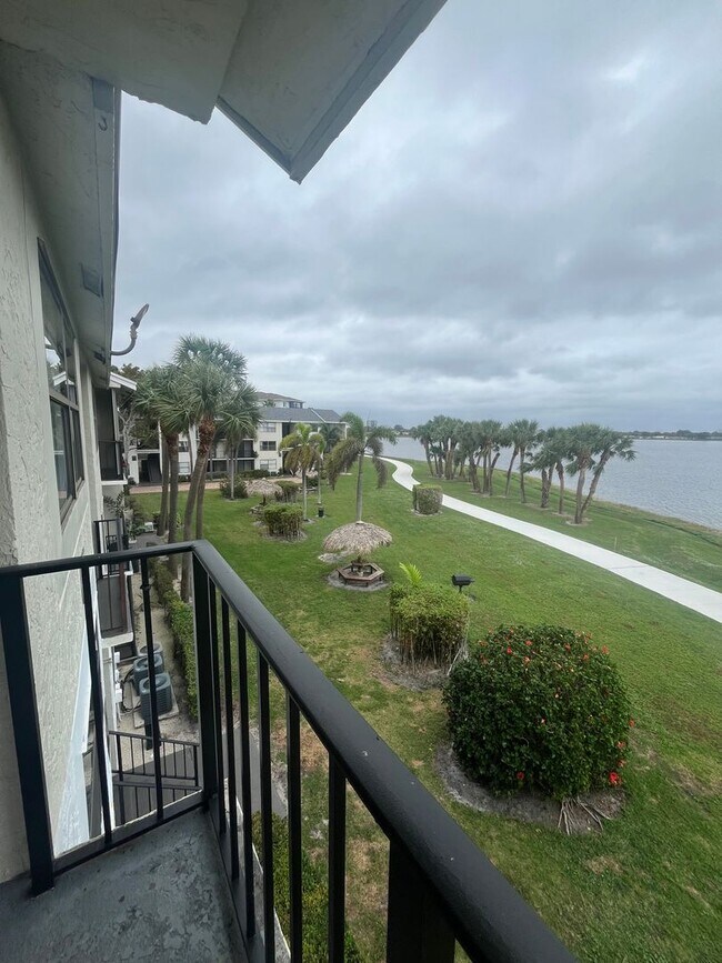 Building Photo - ONE BEDROOM ONE BATHROOM WITH LAKEVIEW!!!