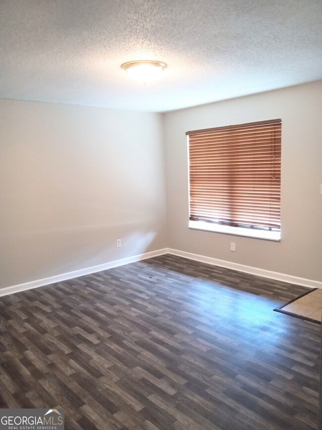 Building Photo - 2928 Dahlia Dr