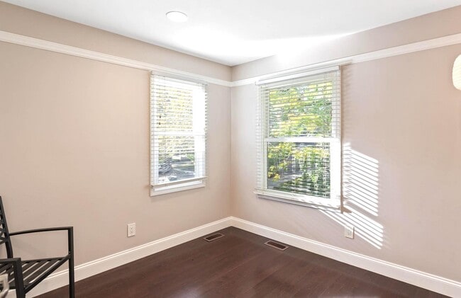 Building Photo - 986 Smith Ave