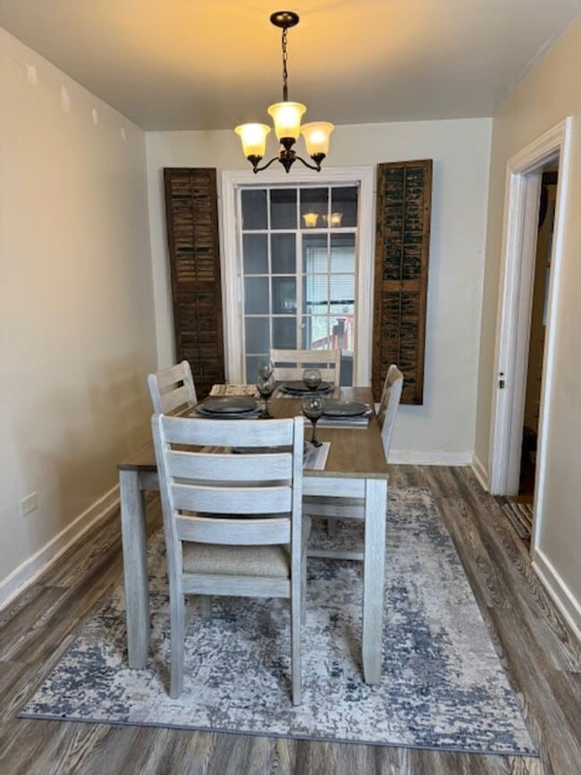 Building Photo - Beautiful 3 Bed / 1 Bath, Large rolling yard