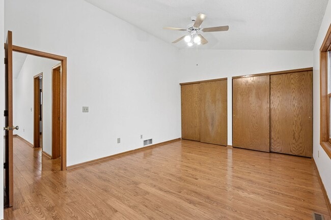 Building Photo - Spacious 3BR 2Bath Townhome in the desirable Seward Neighborhood!