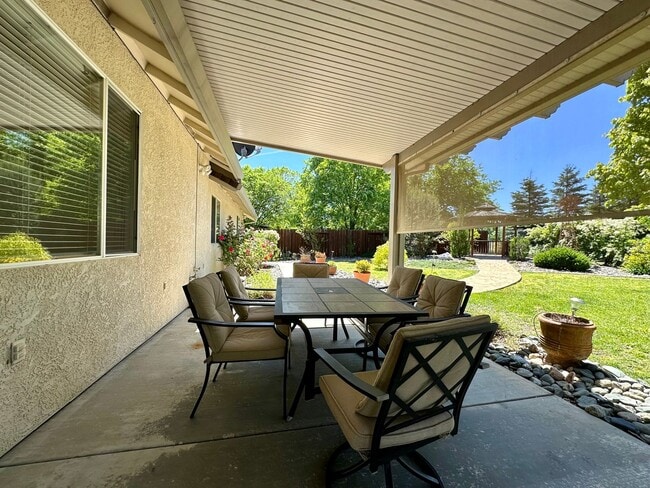 Building Photo - Beautiful well maintained home! Excellent ...