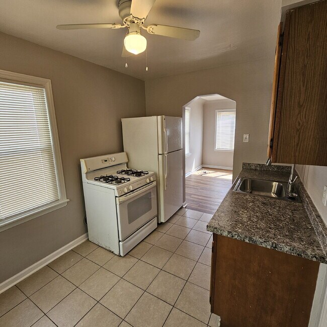 Building Photo - 2-Bedroom Ranch, Spacious Living Room, New Flooring, Kitchen with All Appliances, Laundry