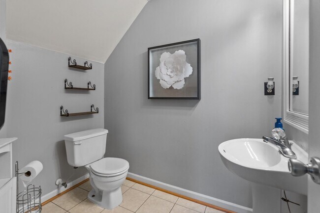 Building Photo - Luxurious 5-Bed, 2.5-Bath Home with Solar Panels in Newport News