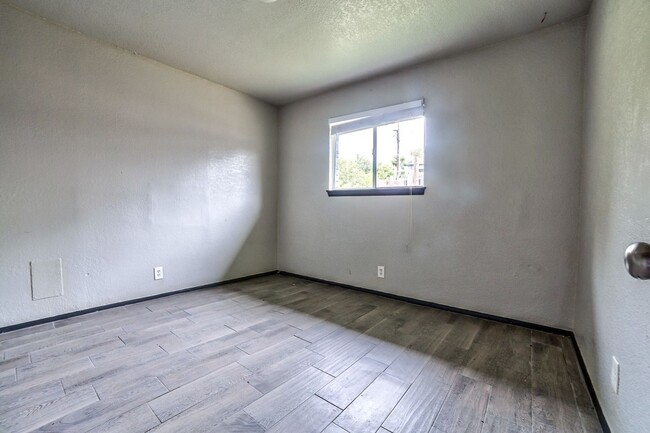 Building Photo - 1310B N Irvington Ave
