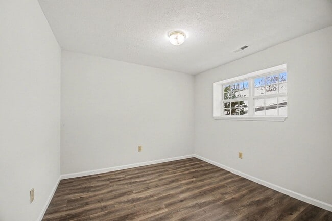 Building Photo - AVAILABLE NOW-3 Bedroom Split foyer in Stafford