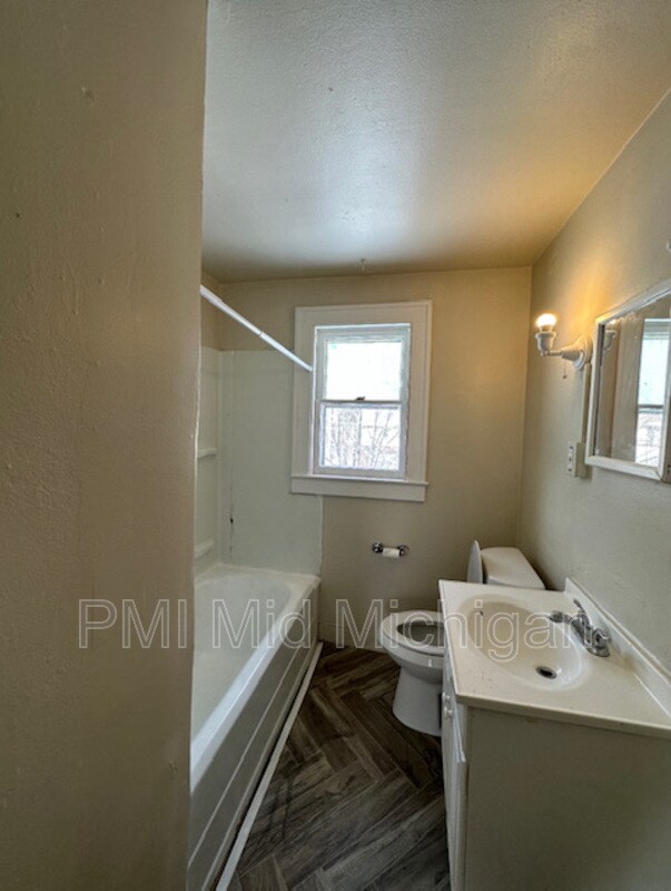 Building Photo - 820 E 3rd St