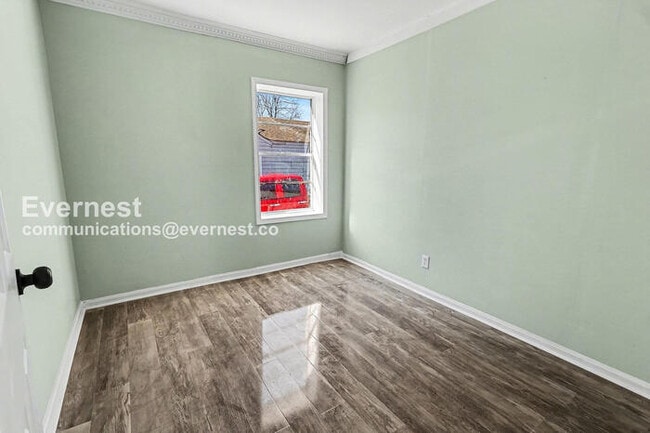 Building Photo - 3 Bed/2 Bath with Off-Street Parking / Vouchers Accepted / Available Now!