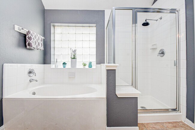 Primary Bath - 3607 Glenhill Drive