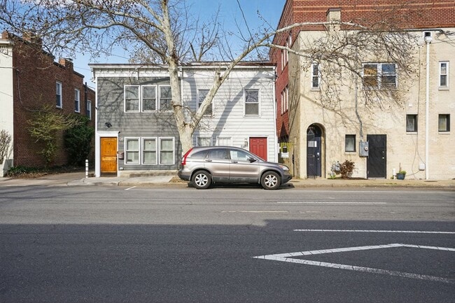 Building Photo - Spacious 1Bd/1Bth condo nestled in the heart of Old Town Alexandria! Pets Welcome!