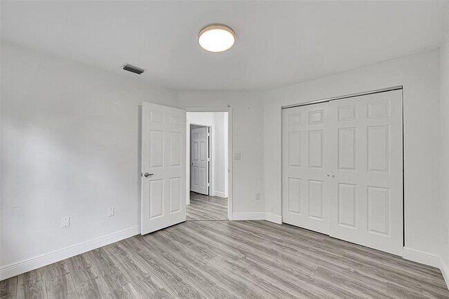 Building Photo - 16417 Sapphire Pl